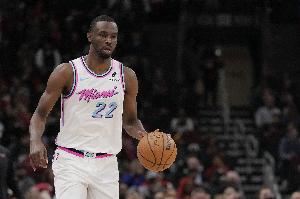 手感太差！维金斯10中3拿到8分2板1助1断 正负值-17